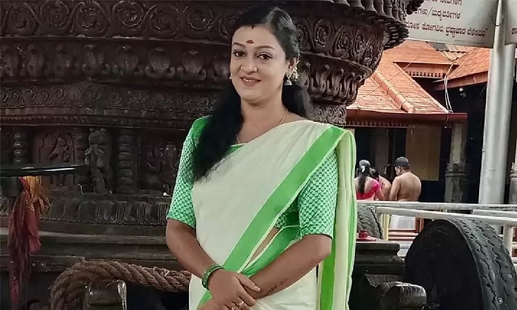 தூக்கில் தொங்கிய நிலையில் மீட்கப்பட்ட இளம் நடிகை.. மலையாள திரையுலகில் மேலும் ஒரு அதிர்ச்சி !