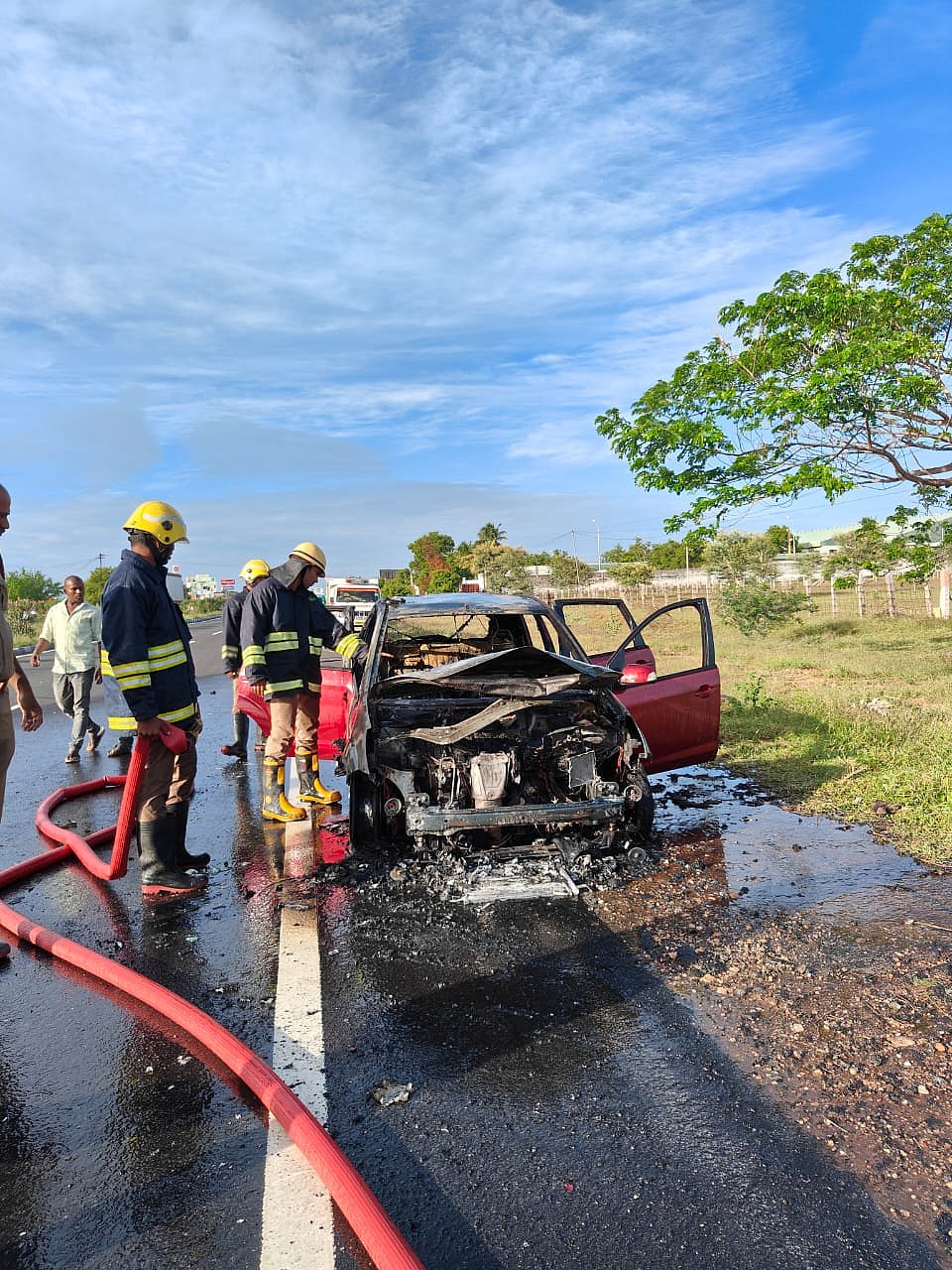 குபுகுபுவென பற்றி எரிந்த கார்.. நூலிழையில் உயிர் தப்பிய தம்பதி: சாலையில் நடந்த பகீர் சம்பவம்! 