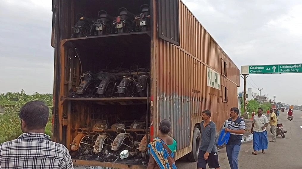 ஜார்கண்ட் சென்ற கண்டெய்னர் லாரி தீ விபத்து.. எரிந்து நாசமான 58 Royal Enfield இருசக்கர வாகனங்கள்!