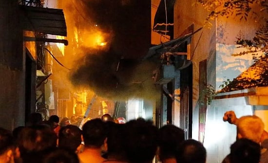 நிஜ ஹீரோ.. தீ விபத்தில் சிக்கிய 2 வயது குழந்தையின் உயிரை காப்பாற்றிய போலிஸார் : குவியும் வாழ்த்து!