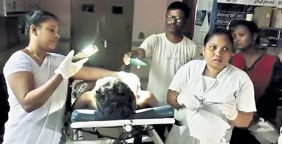 மின்வெட்டு.. செல்போன் டார்ச் வெளிச்சதில் நோயாளிகளுக்கு அறுவை சிகிச்சை: ஆந்திராவில் தொடரும் அவலம்!