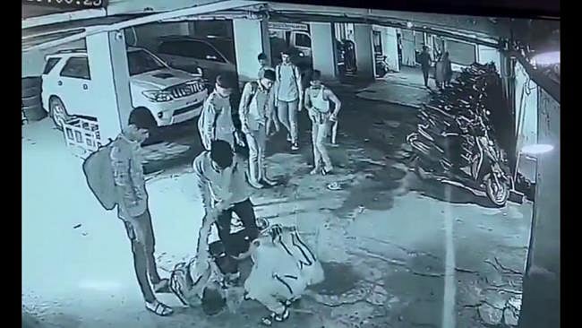 மாதிரி தேர்வுத்தாள் தராததால் ஆத்திரம்.. நண்பரை தாக்கியதில் கோமா நிலைக்கு சென்ற மாணவன்.. வீடியோவால் ஷாக்!