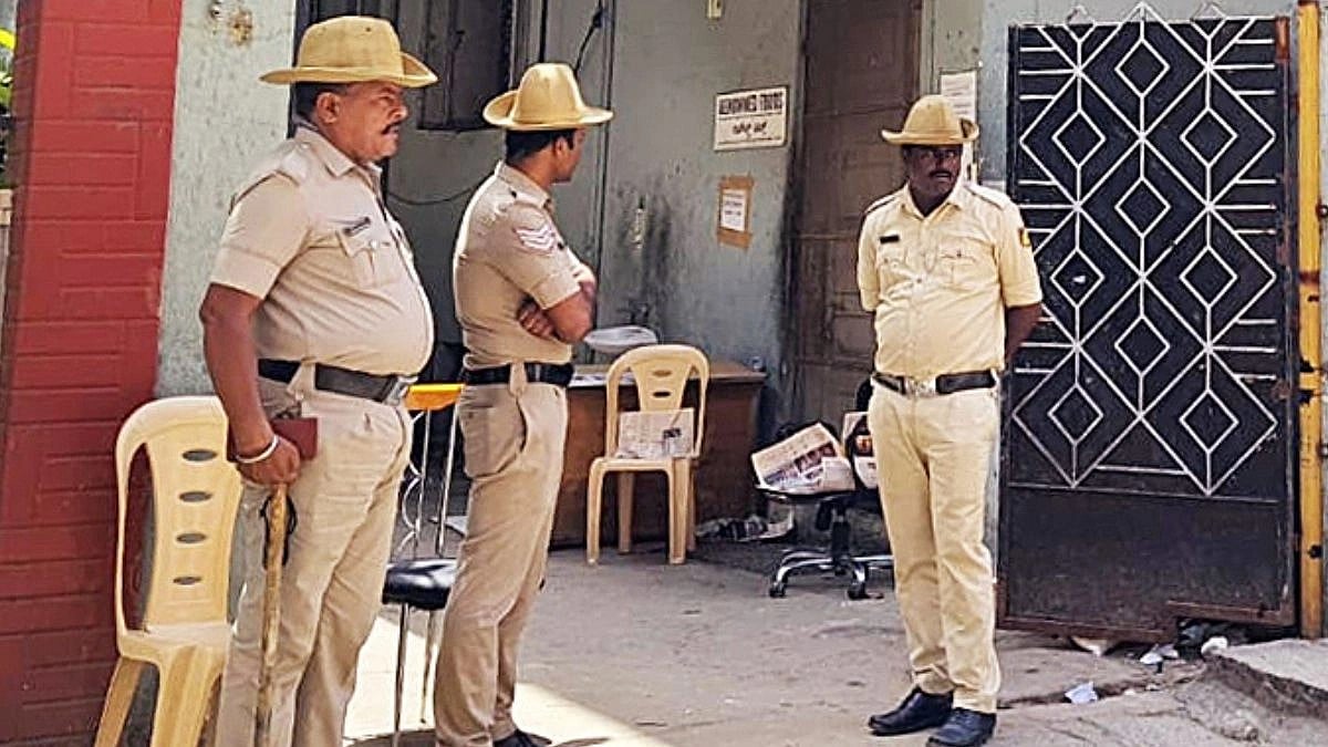 கையை பிளேடால் அறுத்துக் கொண்ட 14 மாணவிகள்.. விசாரணையில் கர்நாடகா போலிஸ் ஷாக்!