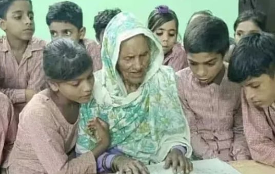 கல்விக்கு வயது தடையல்ல.. 92 வயதில் பள்ளிக்குச் செல்லும் மூதாட்டி: ஒரு நெகிழ்ச்சி கதை!