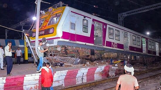 தொடரும் விபத்துகள்.. திடீரென தண்டவாளத்தில் ஏறி நின்ற இரயில்.. பதறியடித்த பயணிகள் : நள்ளிரவில் அதிர்ச்சி!