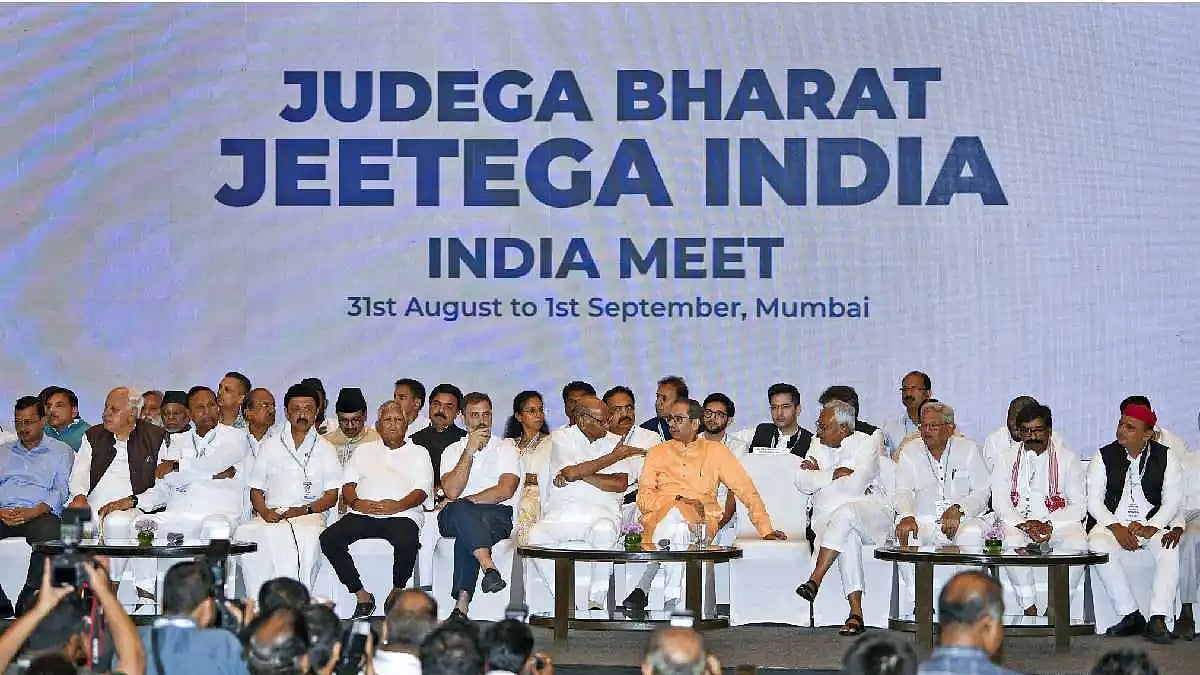 ’இந்திய குடியரசு தலைவர்’ என்பதற்கு பதில் ’பாரத் குடியரசு தலைவர்’ - இந்தியா பெயரைக் கண்டு அஞ்சும் பாஜக !