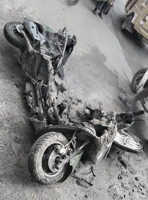 நடுரோட்டில் கிளம்பிய புகை.. பற்றியெரிந்த பைக்.. குழந்தைகளை வீட்டுக்கு அழைத்து செல்லும்போது அதிர்ச்சி !