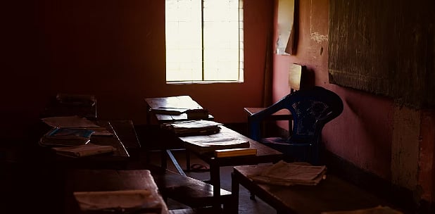 ஜன்னல் வழியாக வேடிக்கை பார்த்த மாணவன்.. தனி அறையில் வைத்து அடித்து கொடுமை படுத்திய ஆசிரியர்கள்!