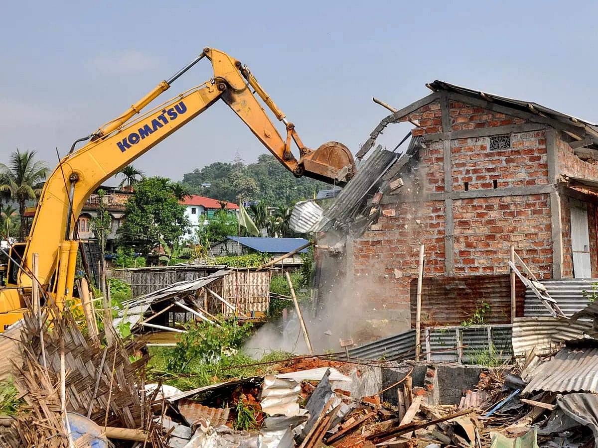 மக்களின் வீடுகளை இடித்த பா.ஜ.க அரசு.. பெண்கள் அரை நிர்வாணப் போராட்டம்: அசாமில் அவலம்!