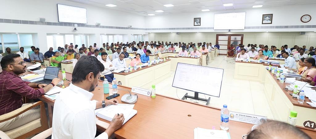 ”ஆண்டிற்கு 100 பதக்கங்கள் வெல்வதை உறுதி செய்ய வேண்டும்”.. அதிகாரிகளுக்கு அமைச்சர் உதயநிதி அறிவுறுத்தல்!
