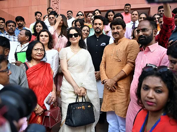 புறக்கணிக்கப்பட்ட முர்மு.. பட ப்ரோமோஷனுக்காக நடிகைகளுக்கு நாடாளுமன்றத்தை சுற்றி காட்டிய ஒன்றிய அமைச்சர் ?