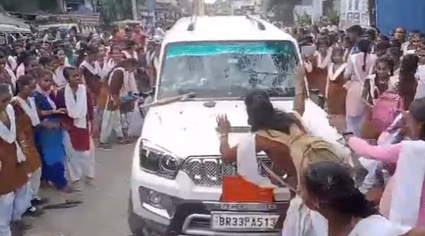 அமர்ந்து படிக்க இருக்கை கூட இல்லை.. கல்வித்துறை அதிகாரியின் வாகனத்தை அடித்து நொறுக்கிய மாணவிகள்!
