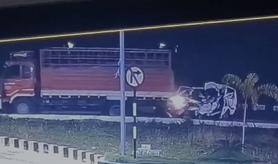 அதிகாலையில் நடந்த கோர விபத்து.. லாரி மீது மோதிய ஆம்னி வேன் : ஒரே குடும்பத்தை சேர்ந்த 6 பேர் பலி!