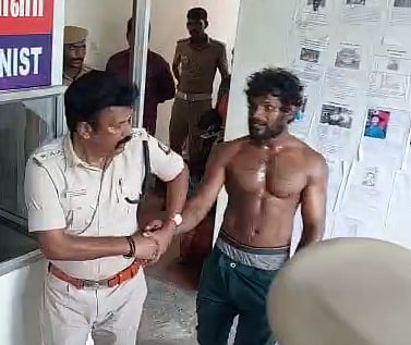 காவல்நிலையத்தின் மாடியில் ஏறி தற்கொலை மிரட்டல் விடுத்த இளைஞர்.. மனைவியுடனான சண்டையால் விபரீத முடிவு !