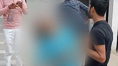 உயிரிழந்த சிறுமி.. சடலத்தை வீதியில் தூக்கி வீசிய மருத்துவமனை : பா.ஜ.க ஆளும் உ.பியில் நடந்த கொடூரம்!