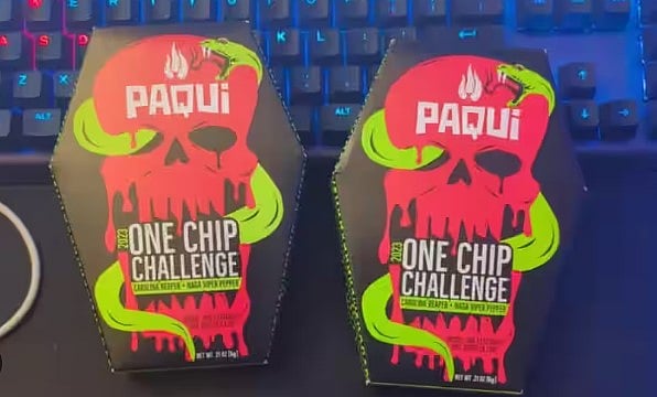 இதயத்தை உலுக்கும் சம்பவம்.. உலகின் காரமான சிப்ஸ் சாப்பிட்ட 14 வயது சிறுவனுக்கு நேர்ந்த துயரம்!