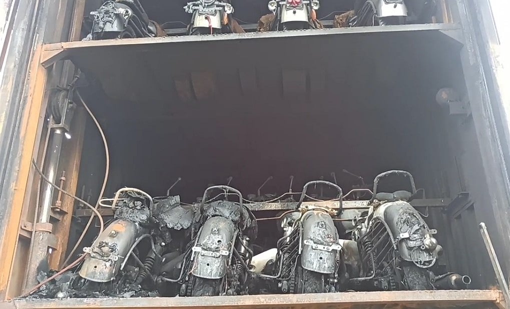 ஜார்கண்ட் சென்ற கண்டெய்னர் லாரி தீ விபத்து.. எரிந்து நாசமான 58 Royal Enfield இருசக்கர வாகனங்கள்!