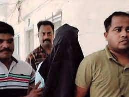 கழுத்தறுக்கப்பட்ட நிலையில் சடலமாக கிடந்த விமான பெண் ஊழியர்.. வீட்டு பணியாளர் கைது : நடந்தது என்ன?