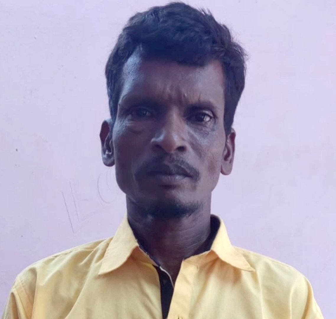 வீட்டு வாசலில் கிடந்த பெண் சடலம்.. புடவை பீரோவில் சிக்கி இறந்ததாக நாடகமாடிய கணவர்.. இறுதியில் ட்விஸ்ட் !