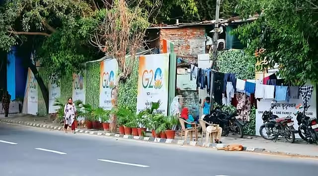 ஜி-20 மாநாடு : குடிசைகளை துணியால் மறைத்த ஒன்றிய அரசு.. குஜராத் மாடலை டெல்லியில் காட்டும் பாஜக அரசு !
