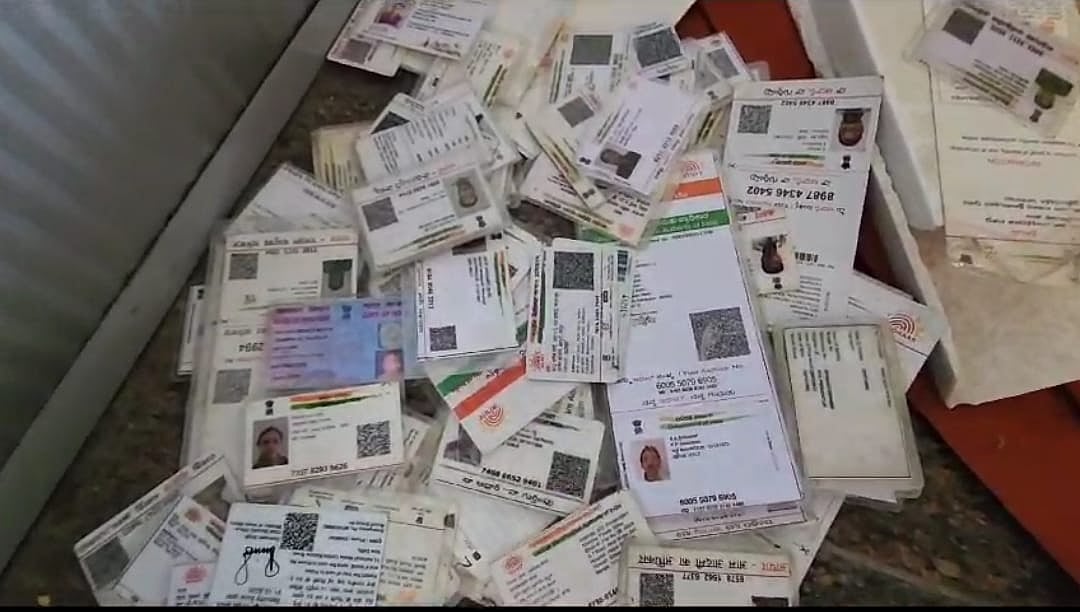 குவியல் குவியலாக குப்பையில் கொட்டப்பட்ட ஆதார், பான் கார்டுகள்.. சென்னை விமான நிலையத்தில் அதிர்ச்சி !