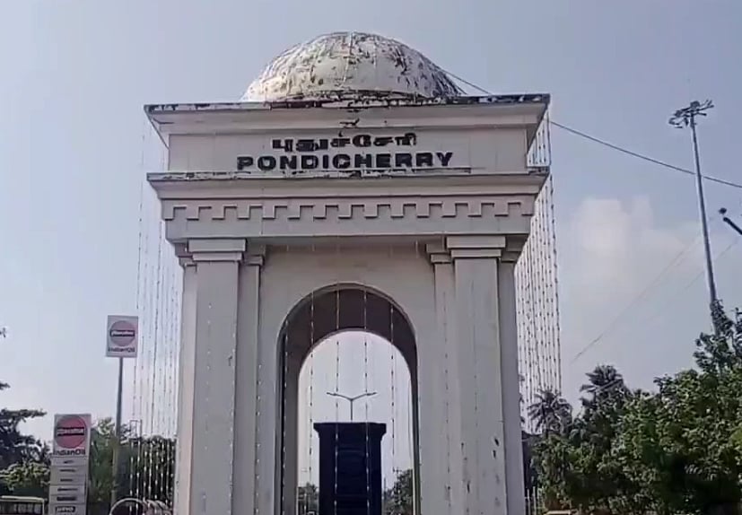 உங்களை காதலனுடன் சேர்த்து வைக்கிறேன்.. பல்கலைக்கழக மாணவியிடம் ரூ. 6 லட்சம் மோசடி செய்த மர்ம நபர்!