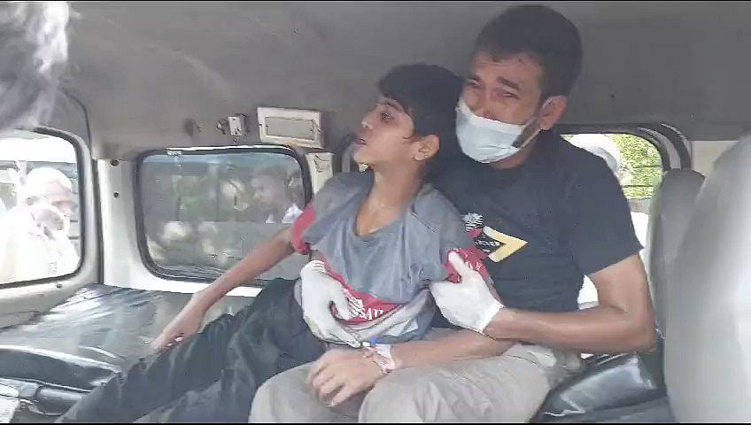 பக்கத்து வீட்டு நாயுடன் விளையாட்டு.. ரேபிஸ் நோயால் தாக்கப்பட்ட சிறுவன்.. தந்தை மடியில் உயிரிழந்த சோகம் !