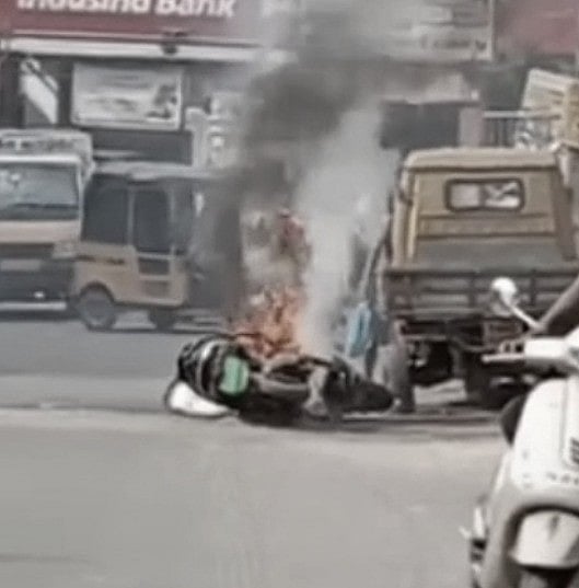 நடுரோட்டில் கிளம்பிய புகை.. பற்றியெரிந்த பைக்.. குழந்தைகளை வீட்டுக்கு அழைத்து செல்லும்போது அதிர்ச்சி !