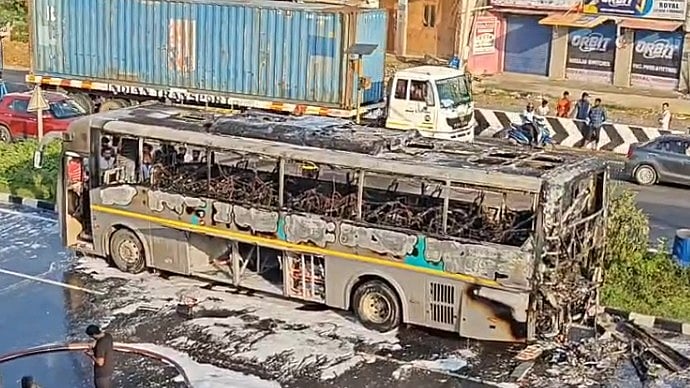 அதிர்ச்சி சம்பவம்: சாலையில் கொழுந்துவிட்டு எரிந்த சொகுசு பேருந்து.. நூலிழையில் உயிர் தப்பிய பயணிகள்! 