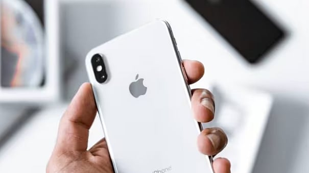 அலட்சியம் காட்டிய ஆப்பிள் நிறுவனம்.. நீதிமன்றம் படியேறி ரூ.1 லட்சம் இழப்பீடு பெற்ற இளைஞர்: நடந்தது என்ன?