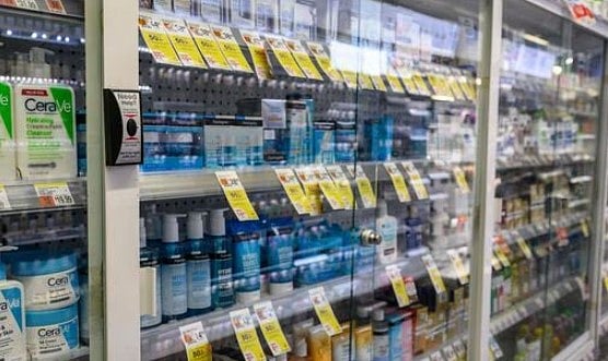 அதிகரிக்கும் திருட்டு.. Chocolates, Toothpasteக்கு பூட்டு: தத்தளிக்கும் பல்பொருள் அங்காடி நிலையங்கள்!