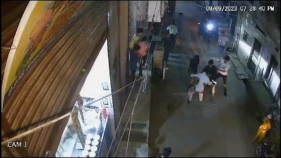 தரதரவென இழுத்து நடுரோட்டில் தாக்கப்பட்ட இளைஞர்.. 8 சிறார்கள் வெறிச்செயல்.. வீடியோவால் பகீர் !