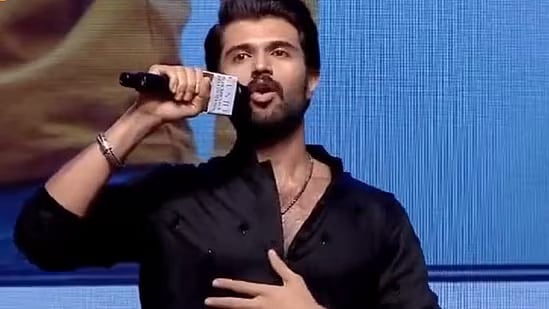 ‘குஷி’ பட Success : 100 குடும்பங்களுக்கு ரூ.1 லட்சம்.. விஜய் தேவரகொண்டாவின் அறிவிப்பால் நெகிழ்ச்சி !