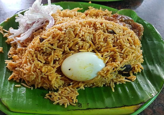 ஆசை ஆசையாக வாங்கிய சிக்கன் பிரியாணியில் வெட்டுக்கிளி.. அதிர்ச்சியடைந்த வாடிக்கையாளர்!