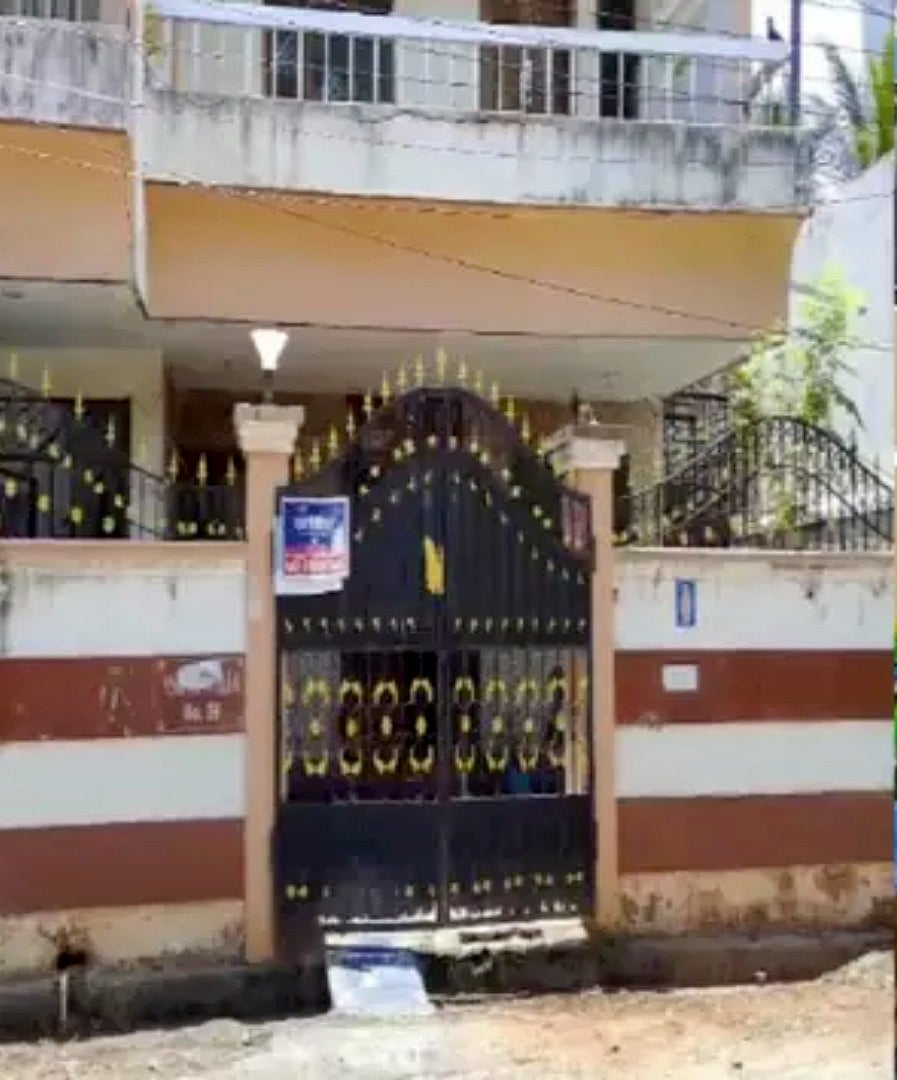 பூட்டிய வீட்டுக்குள் பல மாதங்களாக அடைந்து கிடந்த தாய், சிறுவன், நாய்கள்.. புதுவையில் அதிர்ச்சி !