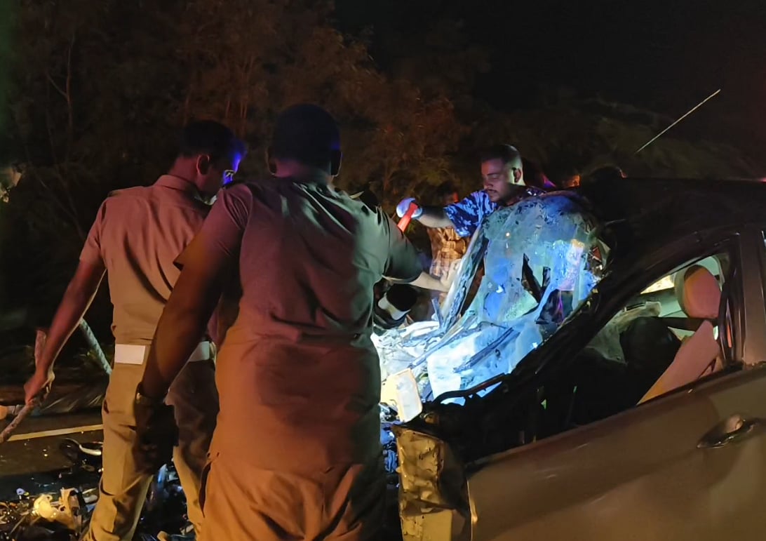 அதிவேகமாக வந்த கார்.. நேருக்கு நேர் லாரி மேல் மோதிய சோகம்..  சம்பவ இடத்திலேயே உயிரிழந்த 3 இளைஞர்கள் !