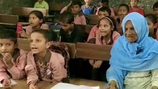 கல்விக்கு வயது தடையல்ல.. 92 வயதில் பள்ளிக்குச் செல்லும் மூதாட்டி: ஒரு நெகிழ்ச்சி கதை!