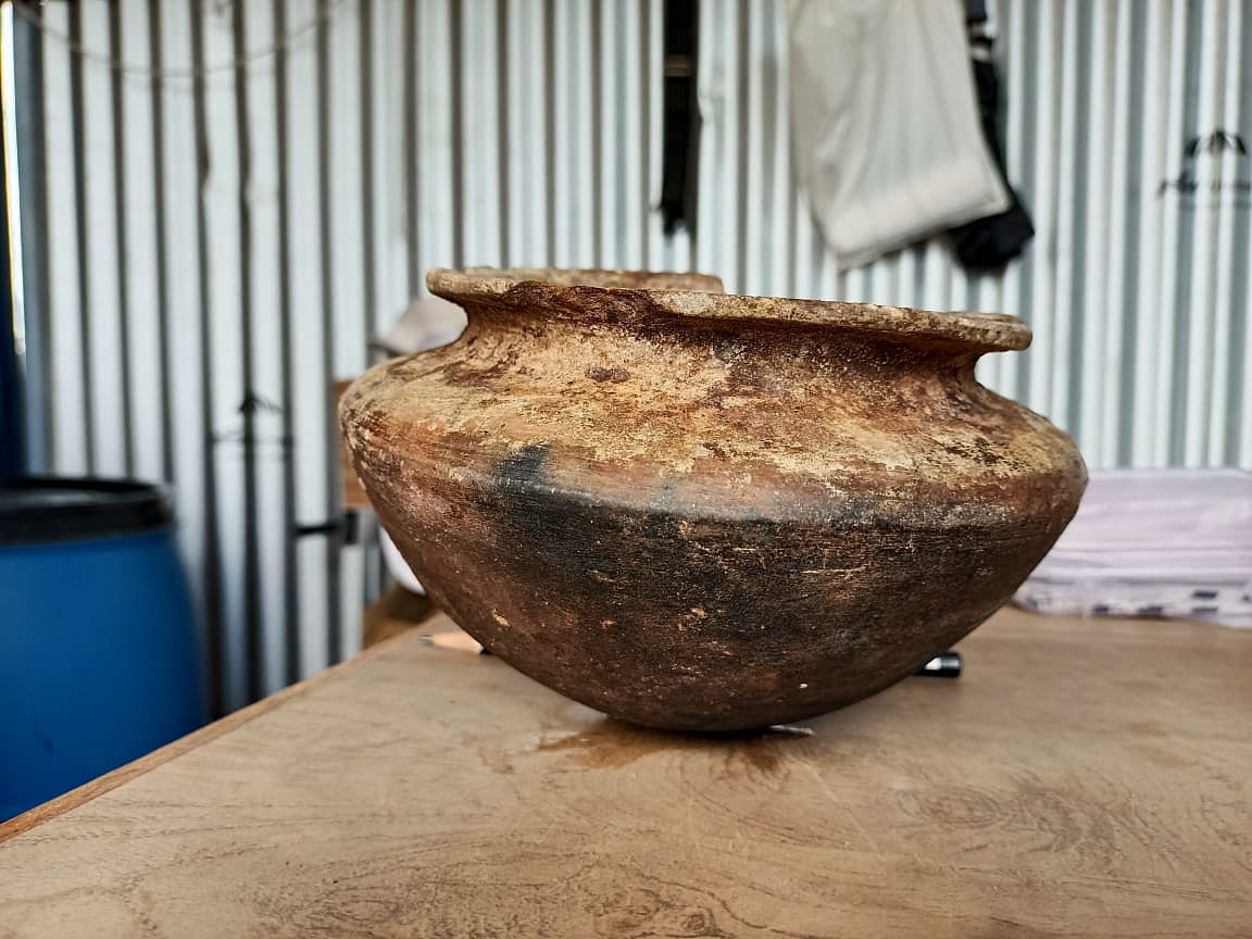 வெம்பக்கோட்டை அகழாய்வில் கிடைத்த சுடுமண் பானை.. தொழில் கூடம் இருந்ததற்கான அடுத்த ஆதாரமா ?