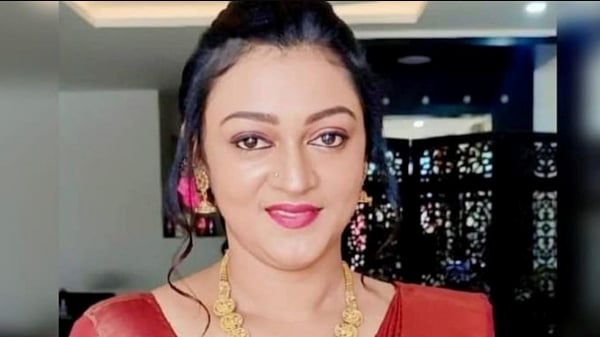 தூக்கில் தொங்கிய நிலையில் மீட்கப்பட்ட இளம் நடிகை.. மலையாள திரையுலகில் மேலும் ஒரு அதிர்ச்சி !