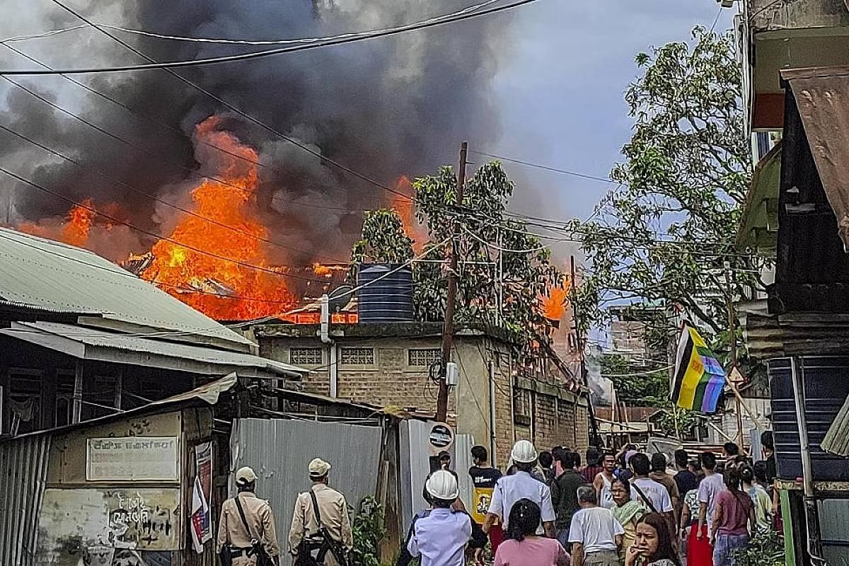 குக்கி மக்கள் வலுக்கட்டாயமாக வெளியேற்றம்.. காக்க வேண்டிய அரசே வெளியேற்றிய சோகம்.. மணிப்பூரில் பரபரப்பு !