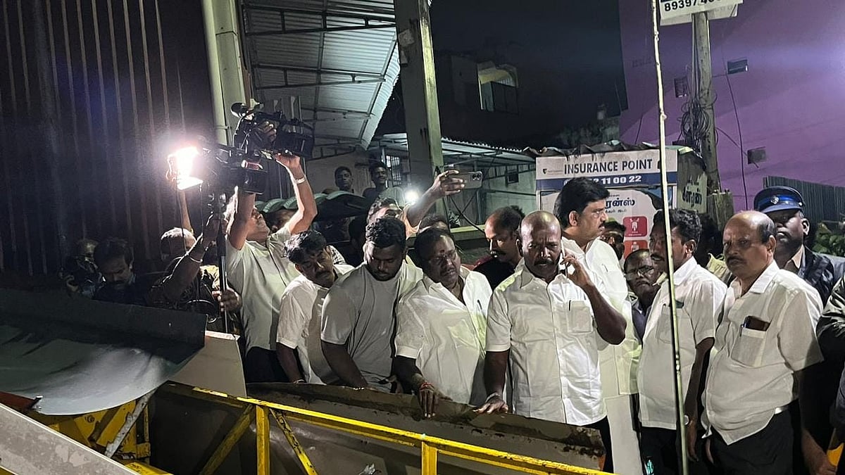 மழைக்காக ஒதுங்கி நின்றவர்கள் மீது சரிந்து விழுந்த பெட்ரோல் பங்க் மேற்கூரை: நடந்தது என்ன ?அமைச்சர் ஆய்வு!