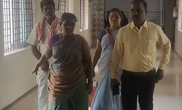 'வாங்க நான் கூட்டிட்டுபோரன்" : நரிக்குறவ குடும்பத்திற்கு உதவிய கோட்டாட்சியர் - நெகிழ்ச்சியடைந்த மக்கள்!