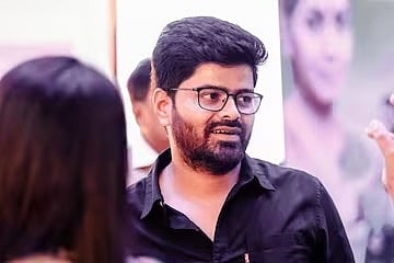 அதி வேகமாக வந்த கார்.. நடைமேடையில் சென்றுகொண்டிருந்த தம்பதிக்கு நேர்ந்த அதிர்ச்சி.. பிரபல நடிகர் கைது !