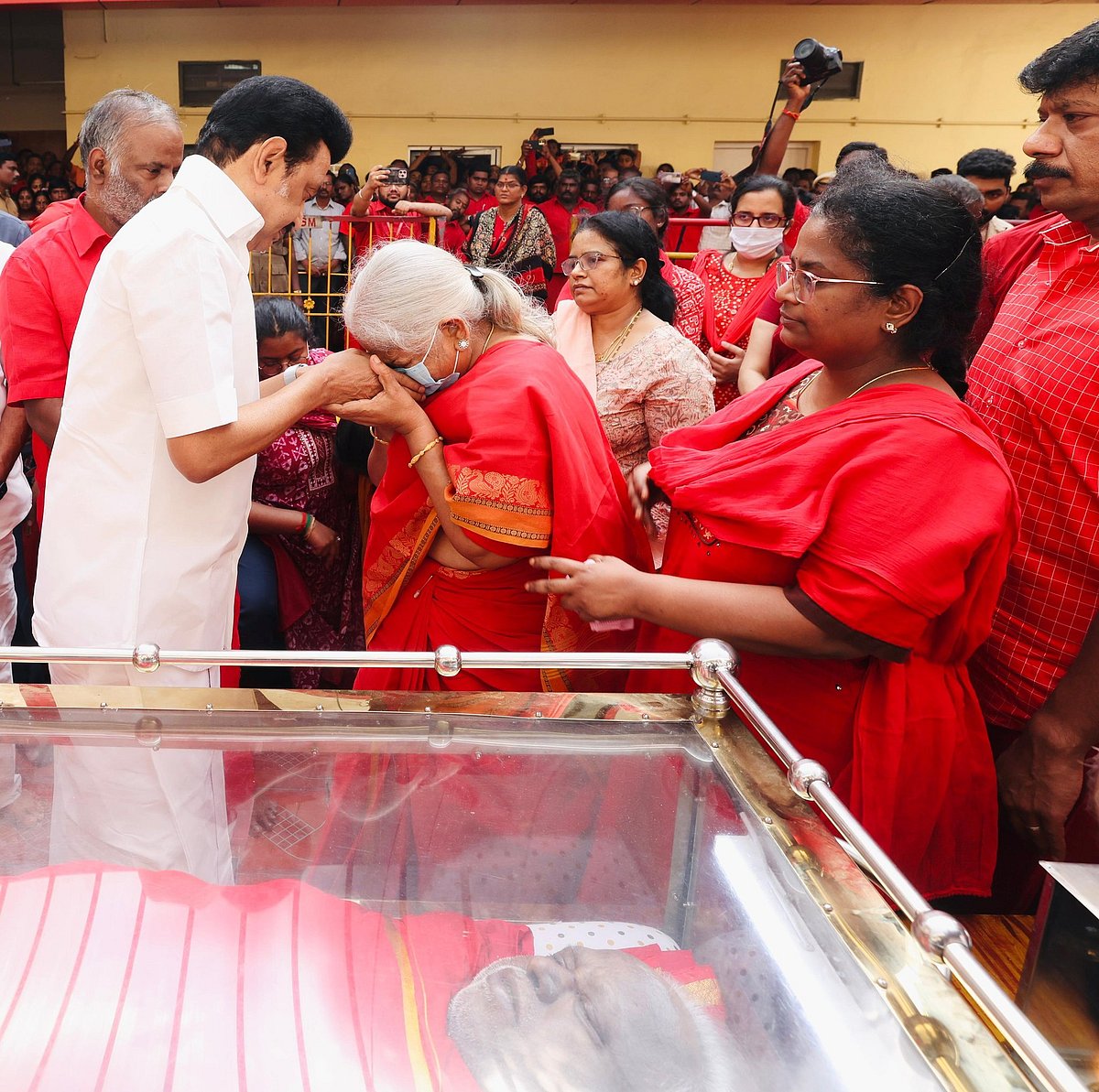 பங்காரு அடிகளார் உடலுக்கு அஞ்சலி செலுத்திய முதலமைச்சர் மு.க.ஸ்டாலின்!