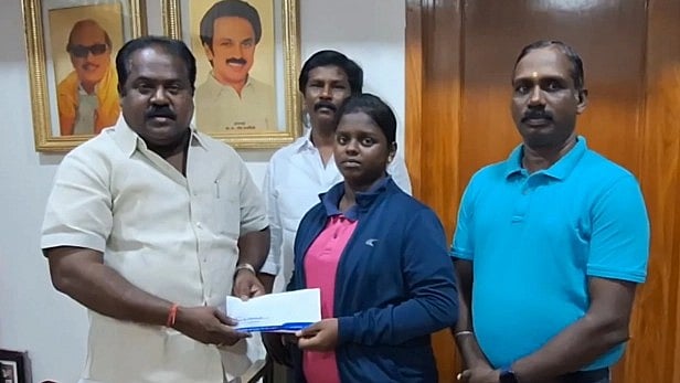 வில்வித்தையில் உலக சாதனை படைத்த 11ம் வகுப்பு மாணவி: ரூ.1 லட்சம் நிதியுதவி வழங்கி ஊக்கப்படுத்திய திமுக!