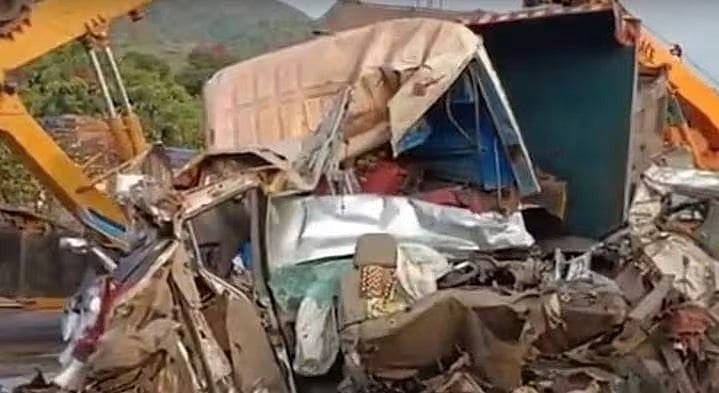 நேருக்கு நேர் மோதிக்கொண்ட கார்-லாரி.. 7 பேர் துடிதுடித்து பலி.. கோயிலுக்கு சென்ற இடத்தில் நேர்ந்த சோகம் !