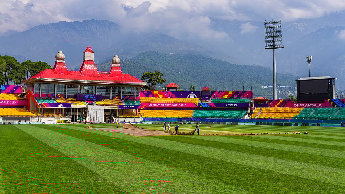 "மோசமாக இருக்கிறது, இதில் எப்படி பீல்டிங் செய்ய முடியும் ? "-சர்ச்சையில் சிக்கிய உலகக்கோப்பை மைதானம் !