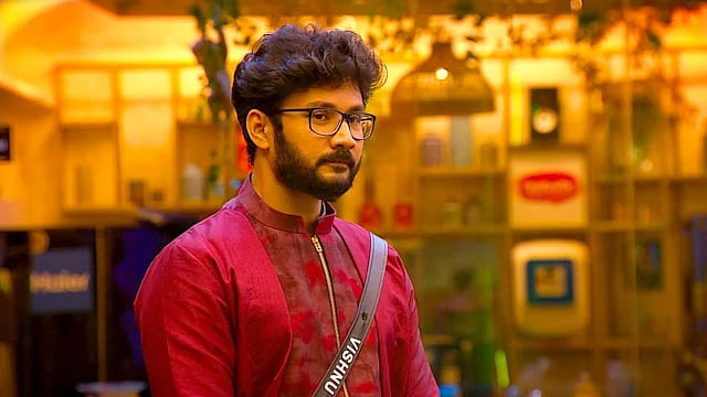 பிக்பாஸ் வீட்டிற்குள் புதிதாக 5 பேர் : முதல் நாளே பற்றி எரியும் பிக்பாஸ் வீடு... இவ்வளவு நடந்ததா?