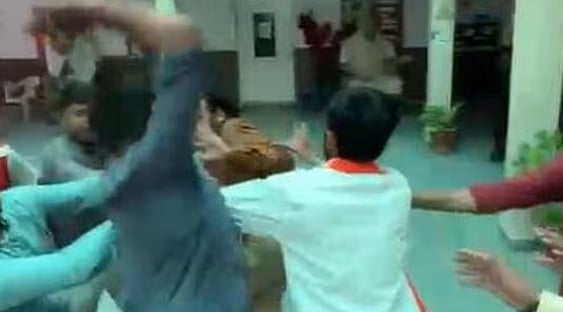 பள்ளிக்குள் புகுந்து ஆசிரியரை தாக்கிய ABVP அமைப்பினர் : பா.ஜ.க ஆட்சி செய்யும் குஜராத்தில் அராஜகம்!