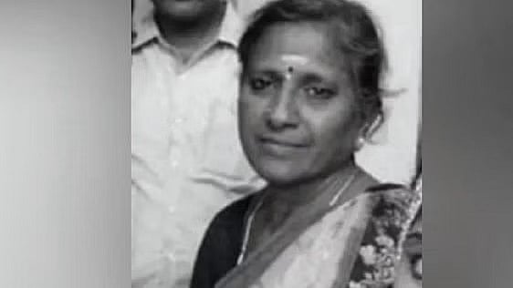 வீட்டிலிருந்து வந்த துர்நாற்றம்.. தாயின் ஓய்வூதியத்துக்காக மகன் செய்த கொடூரம்.. ஆந்திராவில் அதிர்ச்சி !